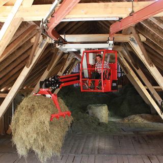 Hay crane H 4084 B with curved rails Hay crane H 4084 B with curved rails